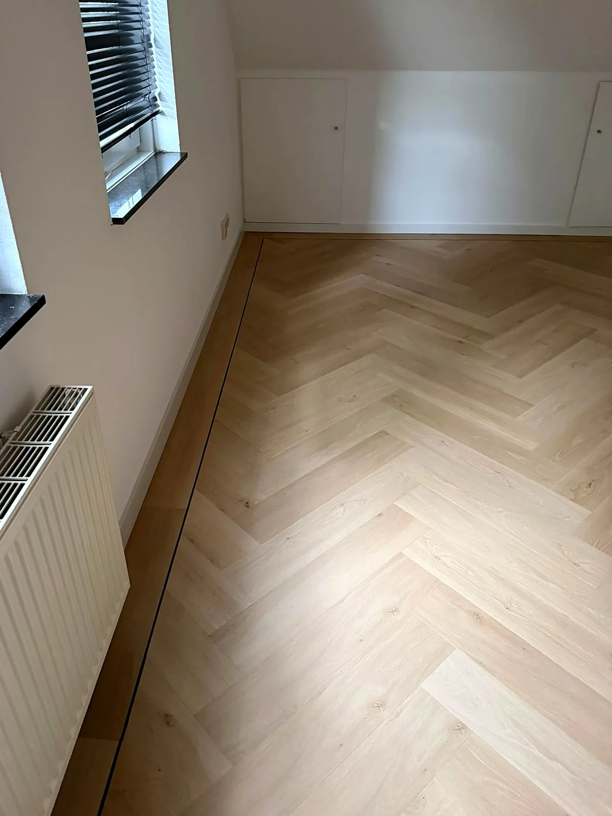 Visgraatvloer met band en bies rondom in een slaapkamer
