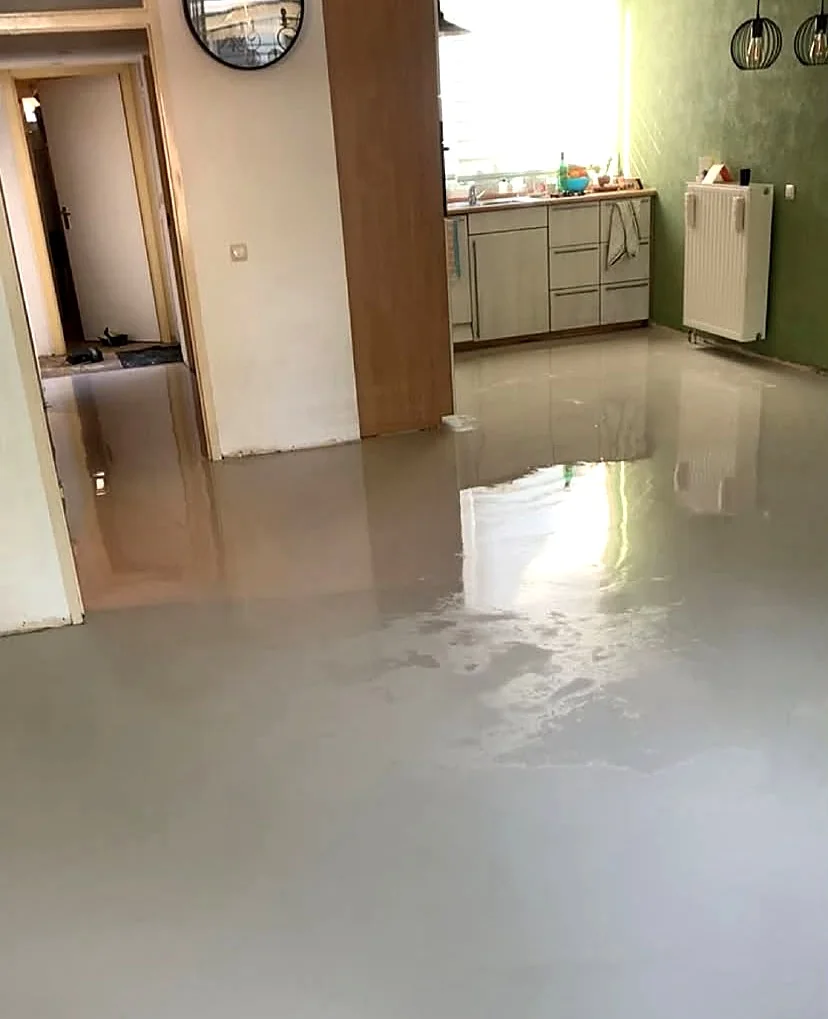 Verse egaline in een woning, vlak en glanzend