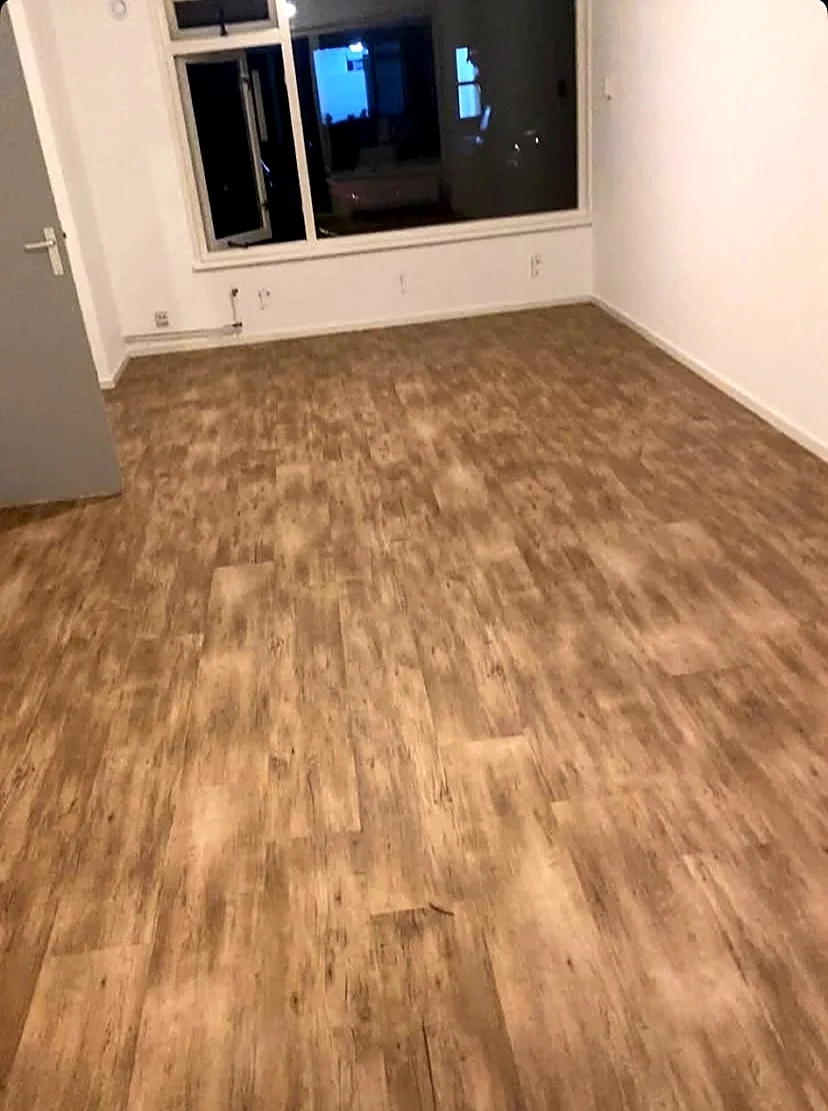 Rustieke PVC vloer gelegd in een woonkamer