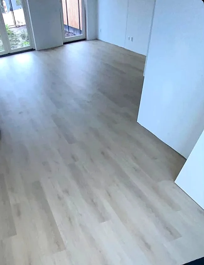 Lichte PVC vloer gelegd in een nieuwbouwwoning