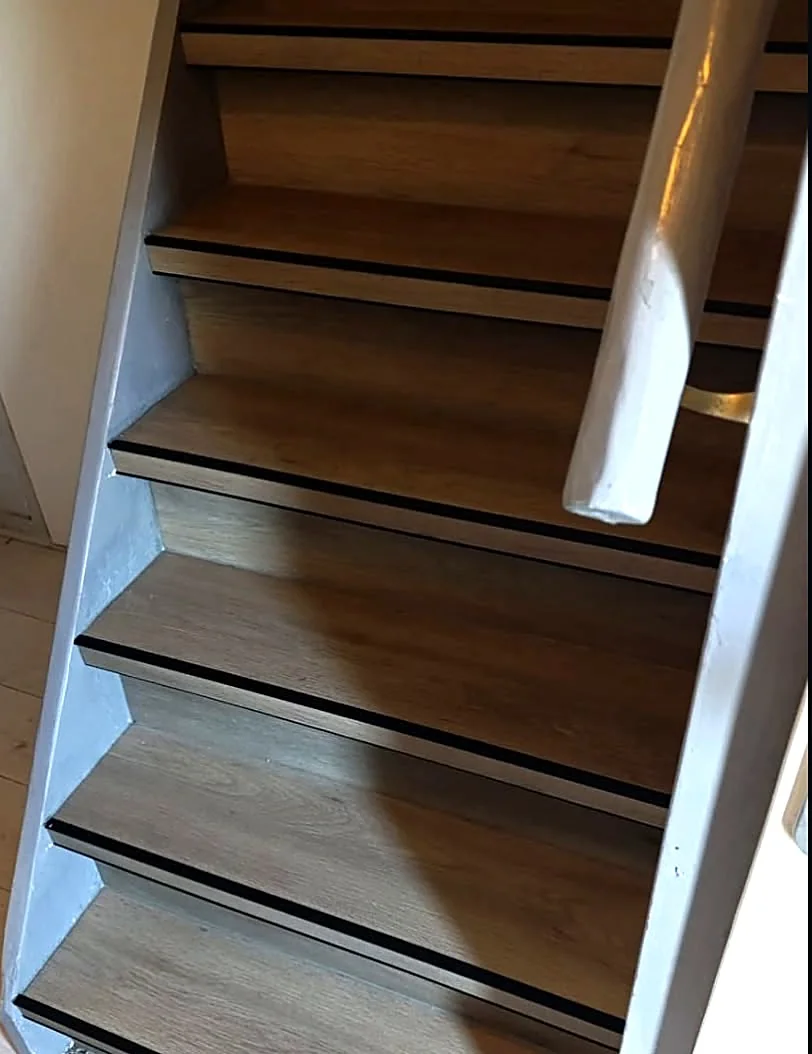 Trap met PVC treden en zwarte antislipprofielen