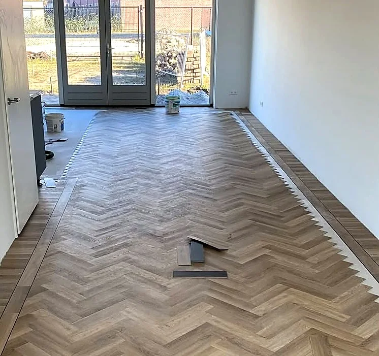 Visgraat PVC vloer in aanleg in een woonkamer